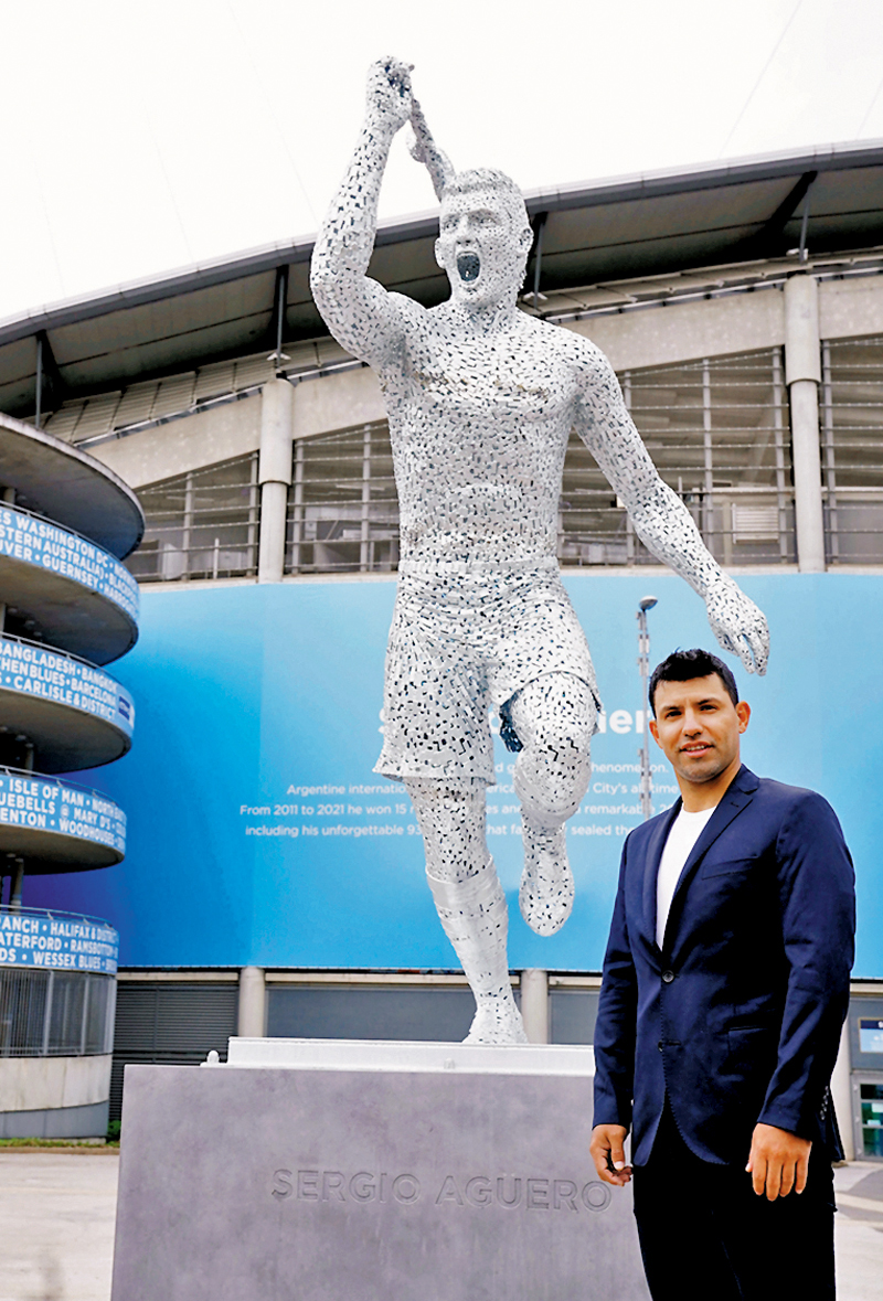 ◆ 曼城主場門外的阿古路塑像日前揭幕，但這個向隊史首席射手致敬的雕像外形，卻被網民指不太似「本尊」的模樣。美聯社