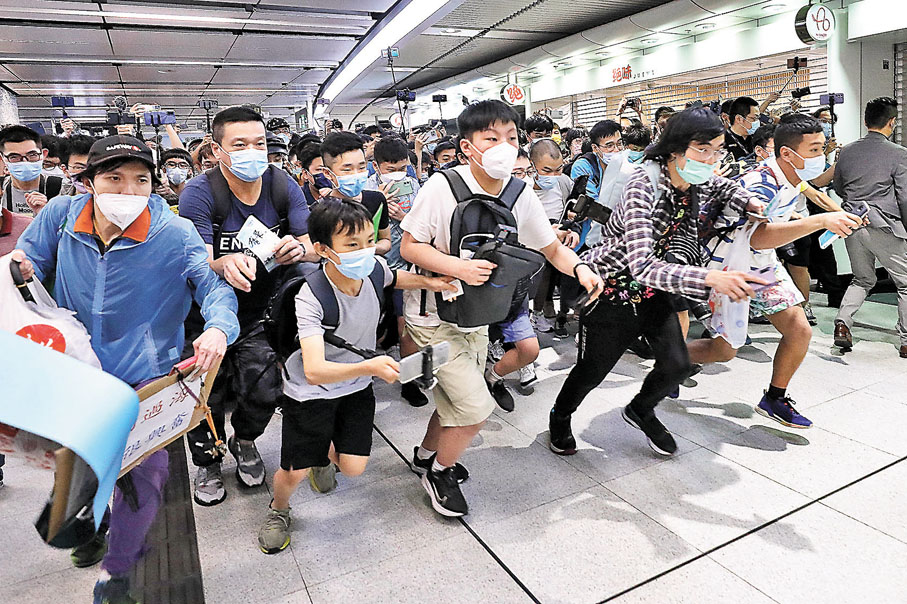 ◆ 東鐵過海段頭班列車由會展站開出，鐵路迷入閘後向月台發足狂奔。  香港文匯報記者 攝