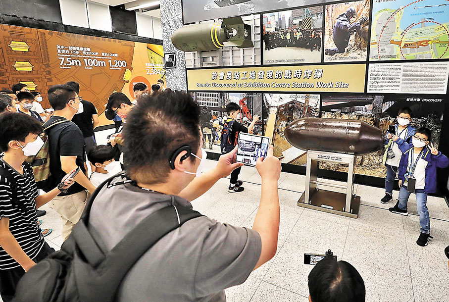 ◆ 家長幫小朋友在會展站打卡點拍照留念。香港文匯報記者 攝