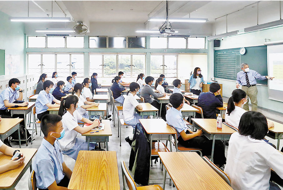 ◆負責檢討初中生活與社會科的專責委員會於今日開會，討論該科的課程目標、學習目標及改名等事宜。圖為中學生於疫情下佩戴口罩上課。資料圖片