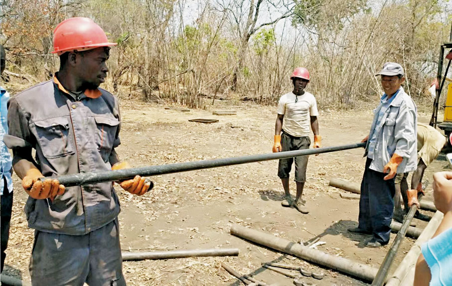 ◆集團在莫桑比克尼佩佩地區建設的石墨礦區超長鑽探岩芯。