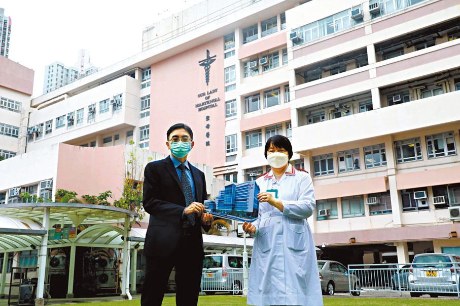 ◆劉思廷(左)表示,醫院設施陳舊,新冠疫情更凸顯了該院防感染控制方面的不足,重建有必要性和迫切性。他手中是醫院重建後構想圖。香港文匯報記者 攝