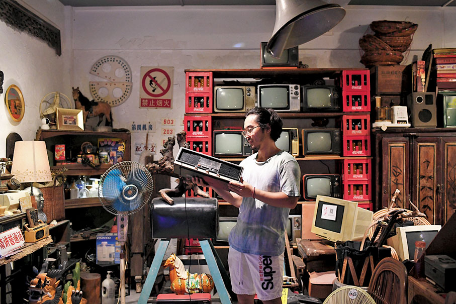 ◆武楷斯在「永續舊物」店展示老式收音機。  中新社