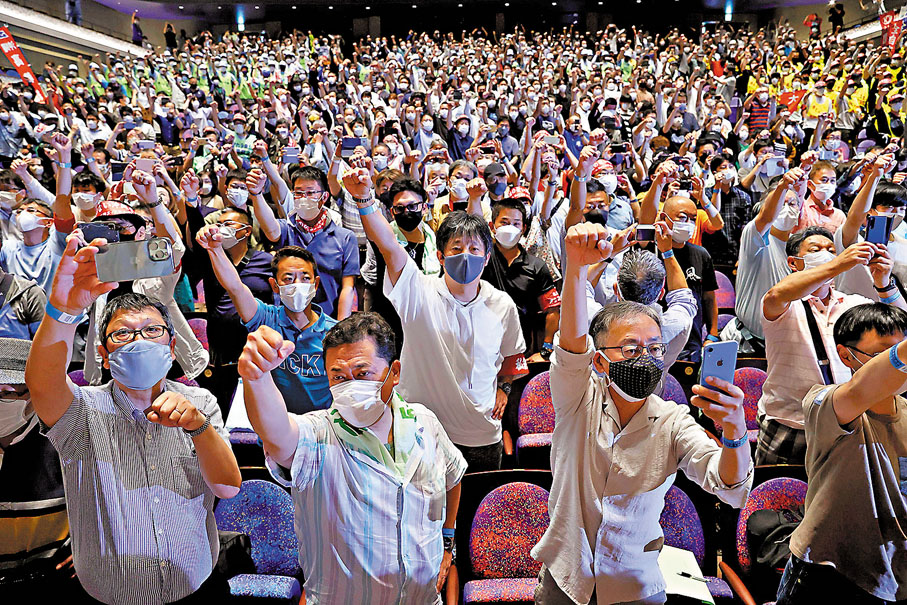 ◆ 沖繩民眾舉行集會要求美軍基地縮減規模。 美聯社