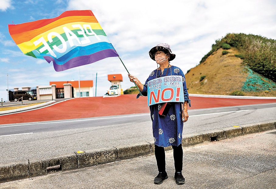 ◆ 73歲沖繩居民上月到軍營附近抗議。 路透社