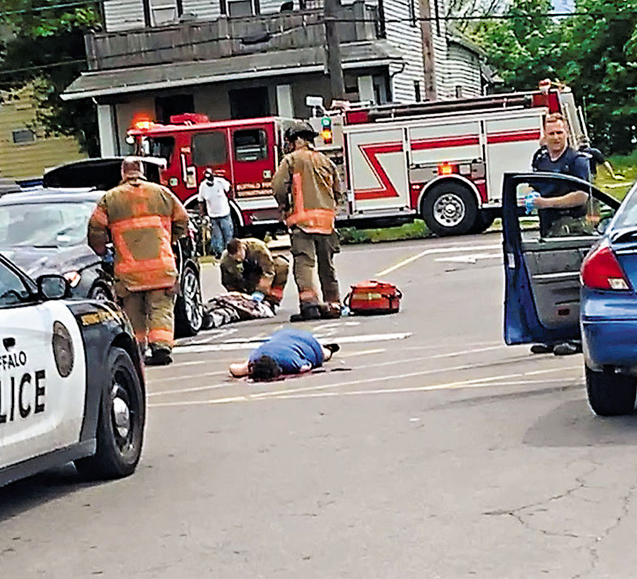 ◆多名死傷者躺臥在超市外的停車場。 路透社