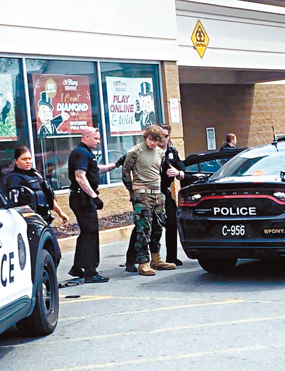 ◆根德龍投降後被警員帶走。 路透社