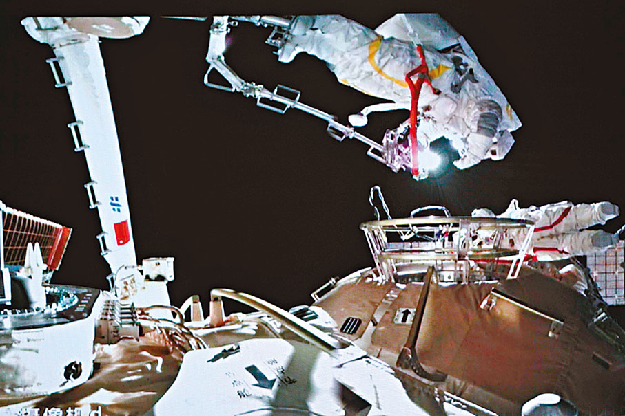 ◆ 中國的航天事業不斷發展。圖為航天員在太空艙外操作。 資料圖片