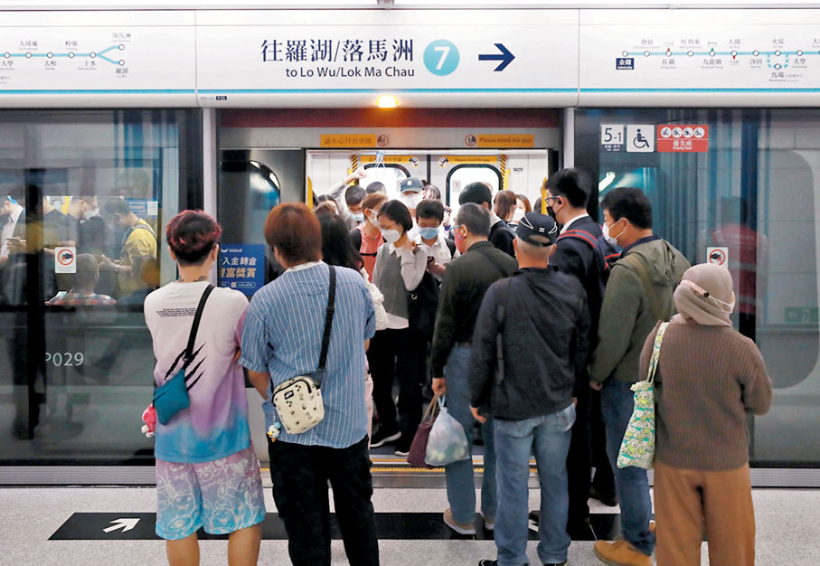 ◆在東鐵總站金鐘站月台，乘客要輪候下一班列車。香港文匯報記者 攝