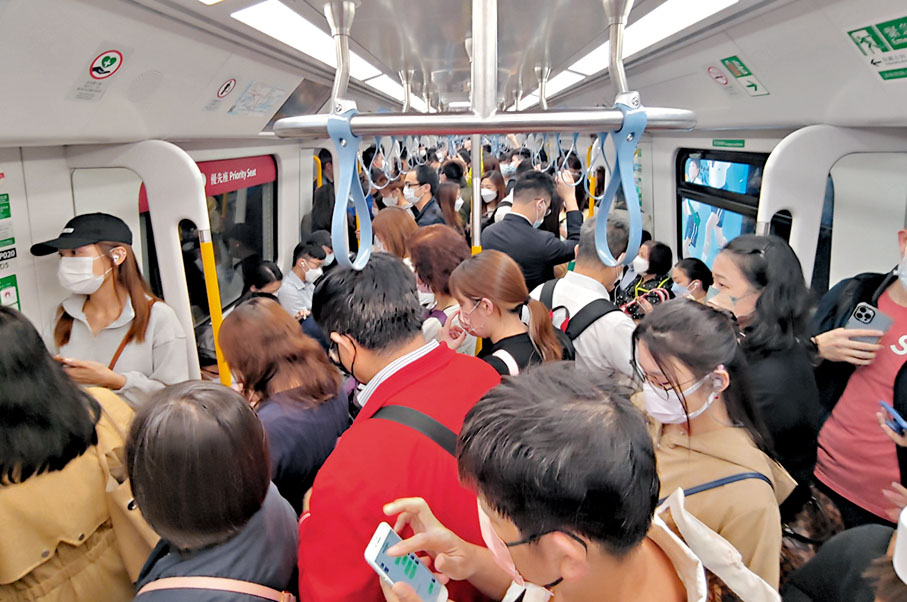 ◆昨天放工時段初期，東鐵列車在頭站上客後已見擠迫。香港文匯報記者 攝