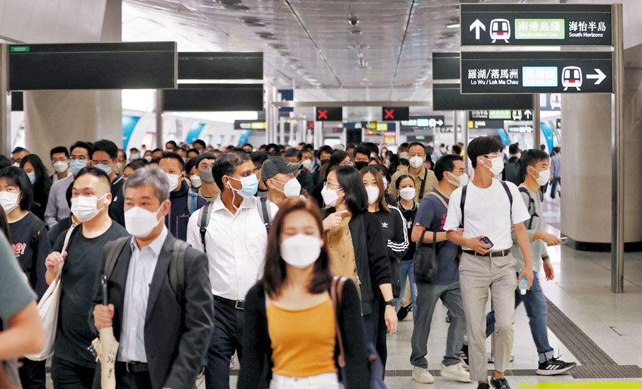 ◆東鐵過海首個工作天，金鐘站內人頭湧湧，大批乘坐東鐵線過來的乘客前往轉線月台或大堂出口。 香港文匯報記者 攝