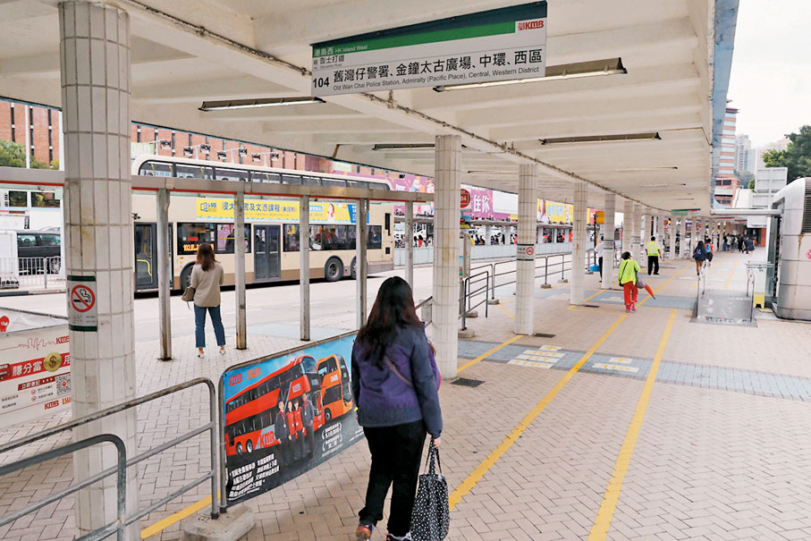 ◆紅隧口巴士站昨天下午放工時段明顯冷清了。香港文匯報記者 攝