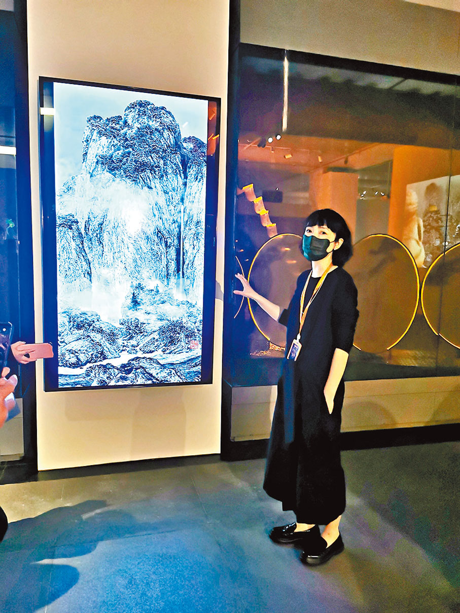 ◆顧靜在「導覽」林俊廷作品《響》。