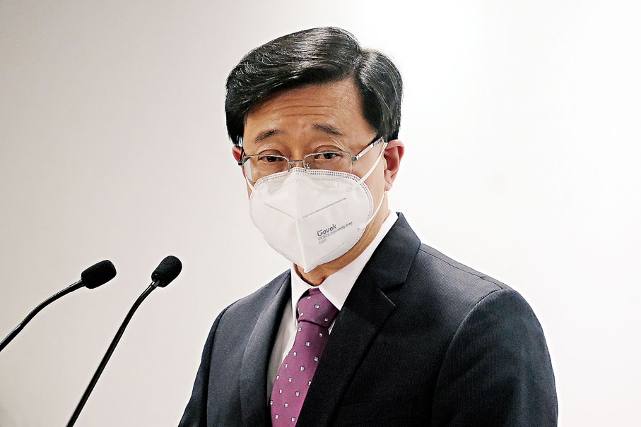 ◆ 行會昨日通過政府架構重組方案後，李家超會見傳媒。 香港文匯報記者  攝