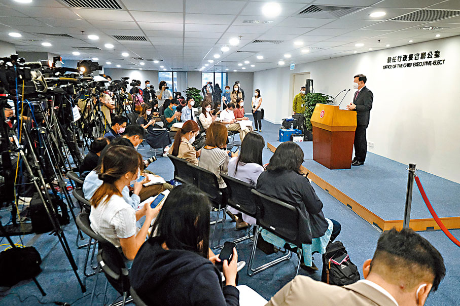 ◆李家超昨日會見傳媒時，介紹政府架構重組方案，包括增設三名副司長職位的建議。 香港文匯報記者  攝