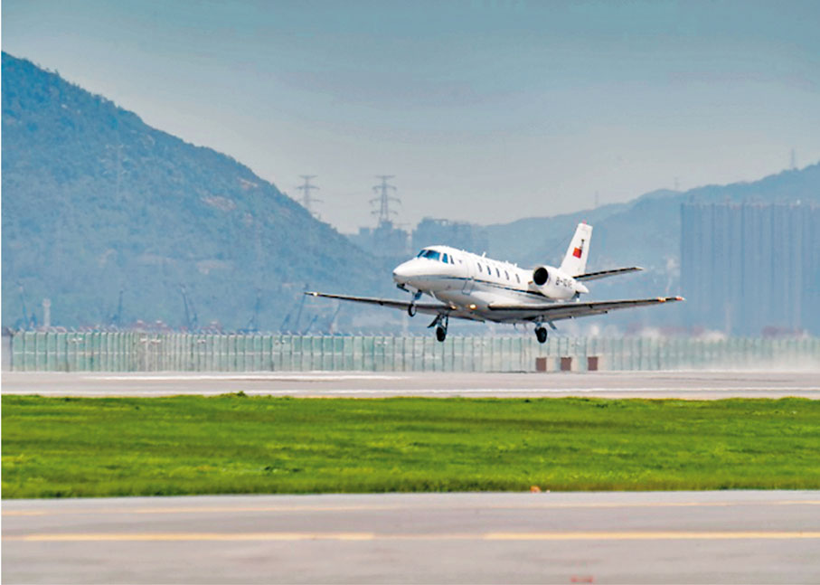 機場第三跑道的飛行校驗於上月完成，機管局料可於今年內啟用。機管局資料圖片