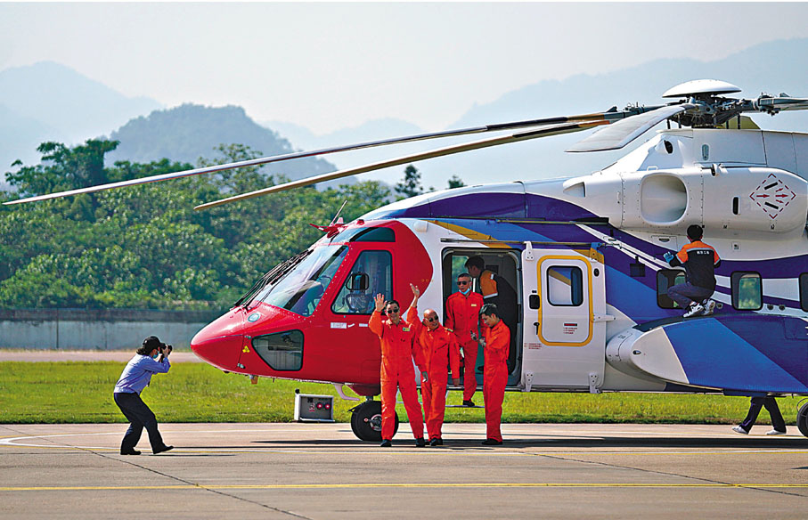 ◆ 5月17日，在江西景德鎮呂蒙機場，首飛完成後的AC313A直升機成功落地。首飛後，AC313A直升機研製工作從試製階段轉入試飛階段，按計劃將在「十四五」期間完成適航取證，並交付用戶。 新華社