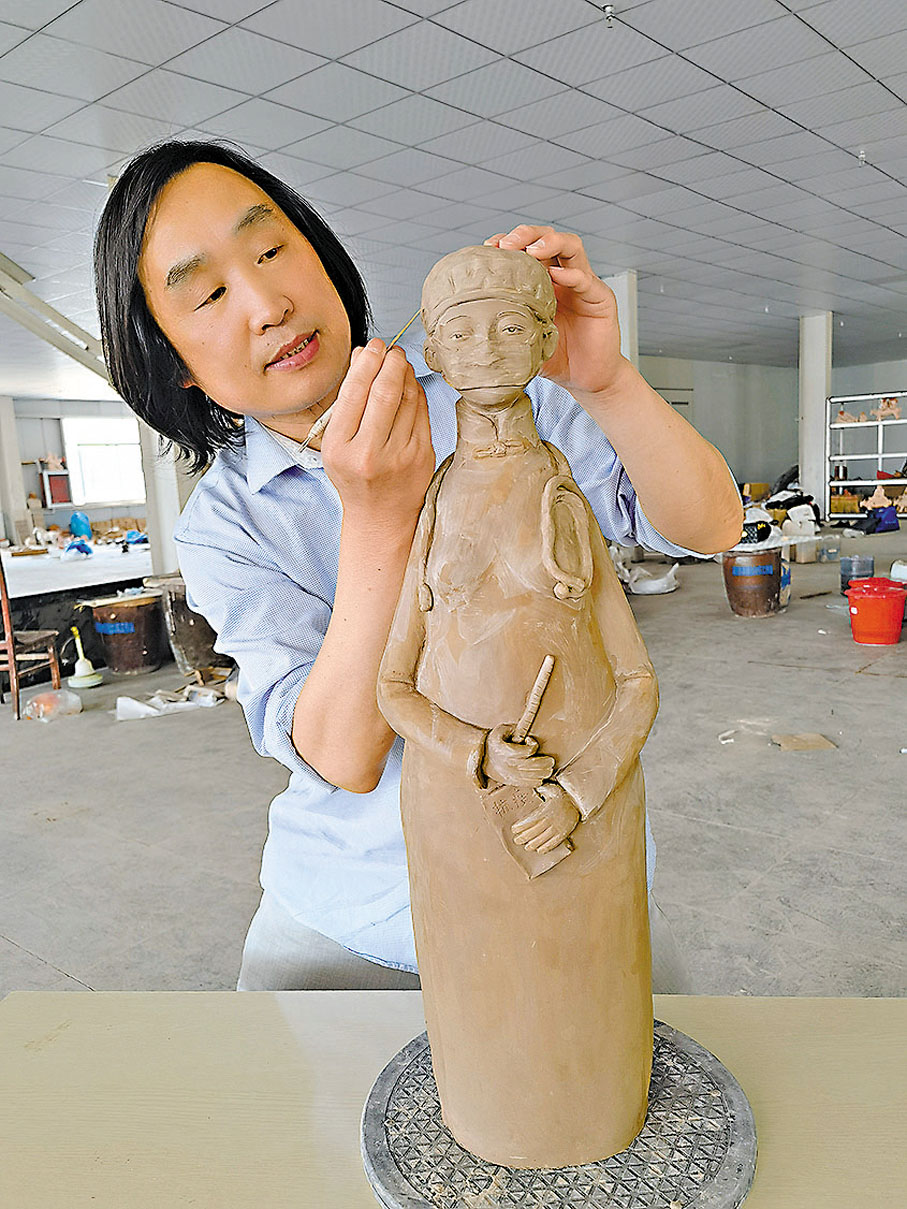 ◆張振福用作品講述抗疫英雄的故事。