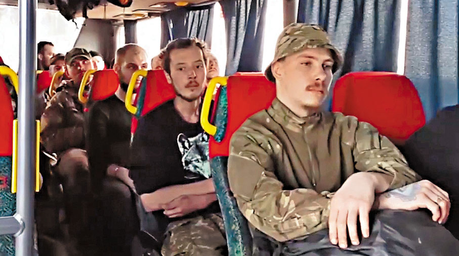 ◆投降的烏軍被送上巴士，撤往親俄武裝控制點，部分人一臉茫然。 美聯社