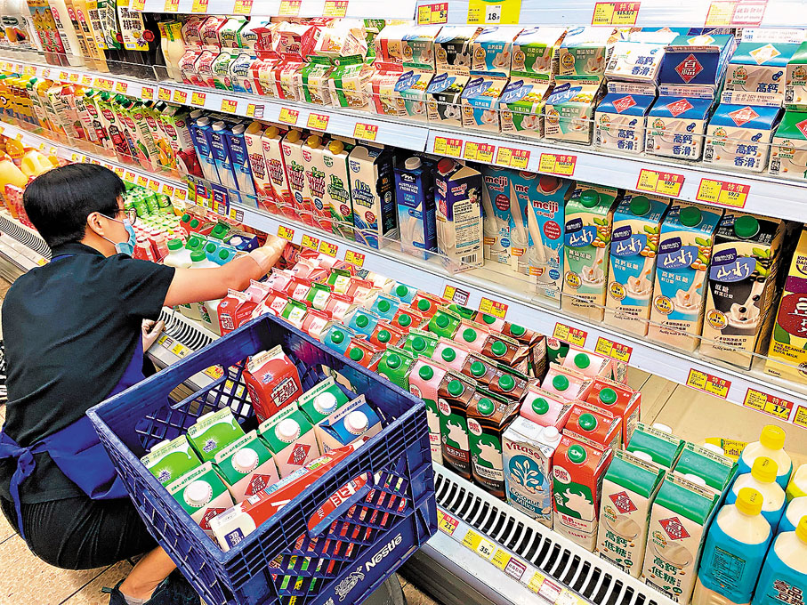 ◆ 奶類製品不是每個人的身體都可以消化。圖為超市售賣奶品冷櫃。 資料圖片