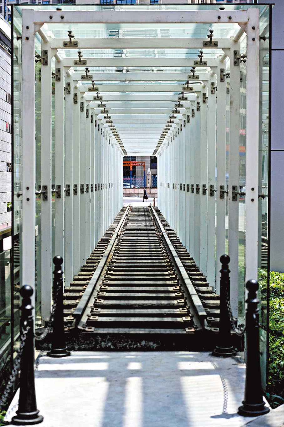 窄軌鐵路：兩條鐵軌間距小於1,435毫米的鐵路。在鐵路發展初期，軌距標準不一，窄的有610毫米，寬的有2,133.6毫米，多達30多種規格。1937年，國際鐵路協會確定1,435毫米為標準軌距。中新社