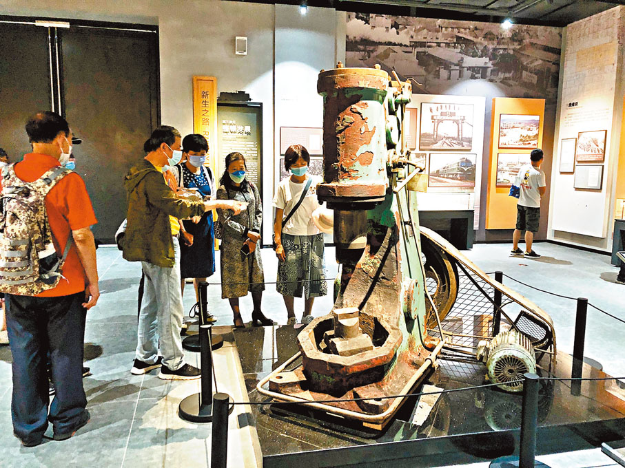 空氣錘：自由鍛造鍛件的一種機器。圖中空氣錘乃1953年由衡陽鐵路機械修配廠設計、製造，為解決當時生產困難發揮了重要作用，一直使用到2018年。