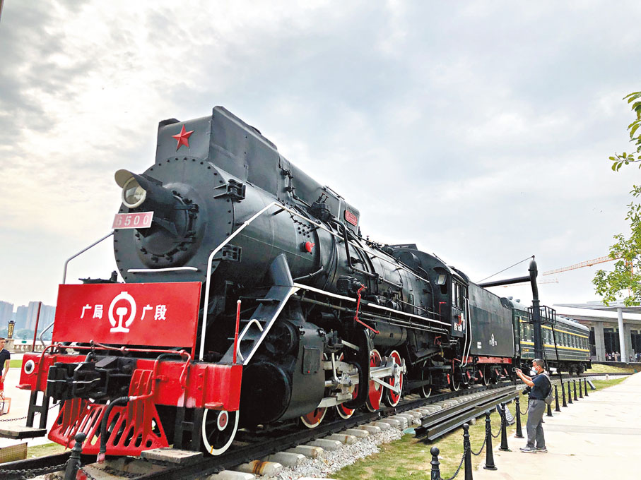 建設型蒸汽機車：1946年由大連機車車輛廠對LV型蒸汽機車進行改進設計，翌年7月試製成功。出廠時，毛澤東主席曾親自登乘。圖中機車1986年製造，設計時速85公里。