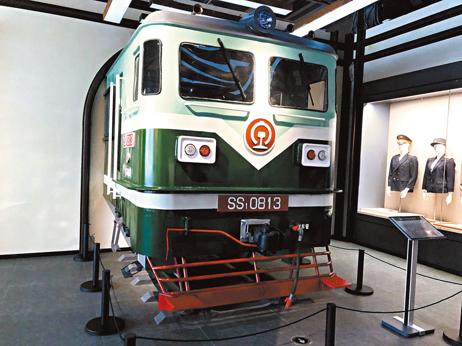 韶山1型電力機車（模型）：中國鐵路第一代國產客貨兩用幹線電力機車。原型車為蘇聯的VL60型電力機車，首台機車於1958年試製成功，1980年基本定型並投入大批量生產。