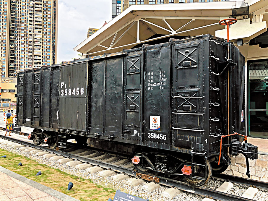 P1型棚車：中華人民共和國成立初期自行設計、車內襯有木質頂板和牆板的近似全鋼棚車，現已全部淘汰。棚車是貨運車型之一，也可以替代客車使用。圖中棚車製造年代為1953年。整理：香港文匯報記者 方俊明