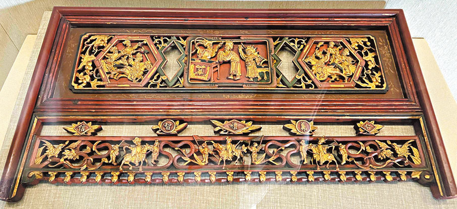 ◆金漆木雕「仁義禮智信」構件，上下飾人物故事圖，中部鑲嵌「仁義禮智信」五字。
