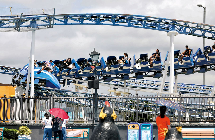 ◆ 去遊樂園玩自然少不得玩過山車，但年紀大了就別勉強自己。 資料圖片