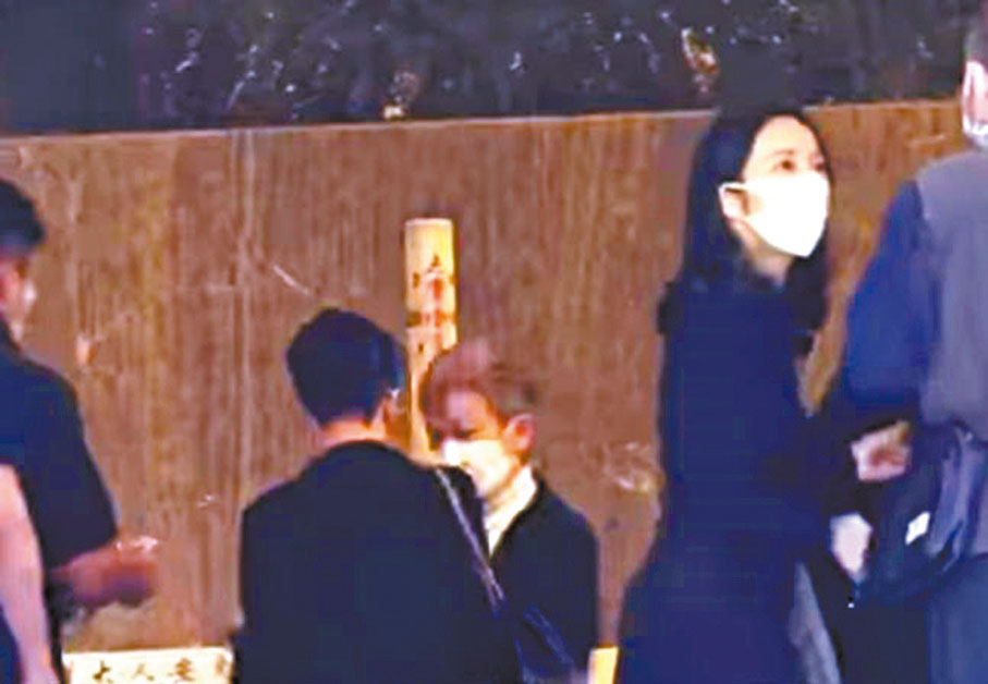 ◆ 曾江遺孀焦姣和女兒曾慕雪在場打點。