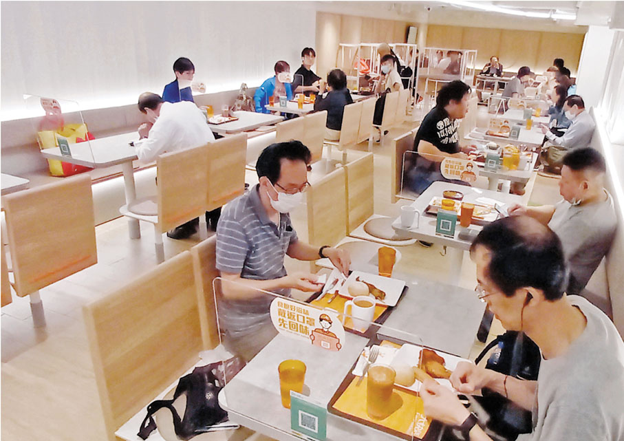 ◆ 超過20.6萬人加入「失業大軍」，餐飲服務活動業為重災區之一。圖為食肆在疫下苦苦支撐營業。資料圖片