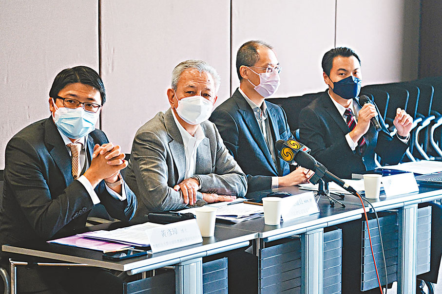 ◆ 左起：香港恒生大學全球供應鏈政策研究所所長黃彥璋、立法會議員易志明、香港運輸物流學會副會長梁啓元及香港運輸物流學會物流政策委員會主席張泰業一同公布問卷調查結果。 香港文匯報記者  攝