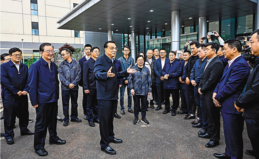 ◆ 5月17日至19日，中共中央政治局常委、國務院總理李克強在雲南曲靖、昆明考察。圖為5月18日李克強在昆明聞泰通訊公司考察。 新華社