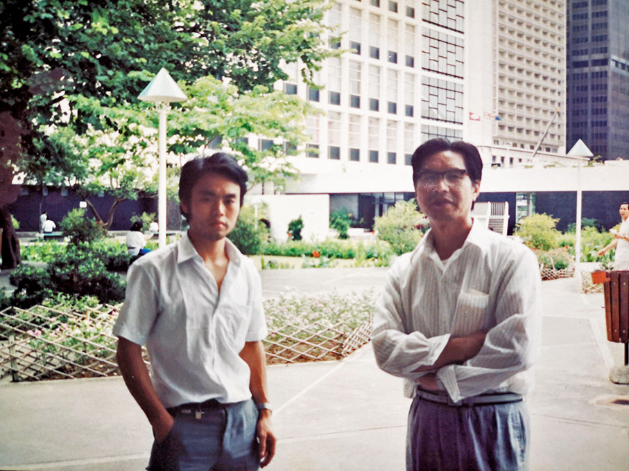 ◆1987年，呂品昌（左）陪同導師周國楨訪問香港時的合影留念。