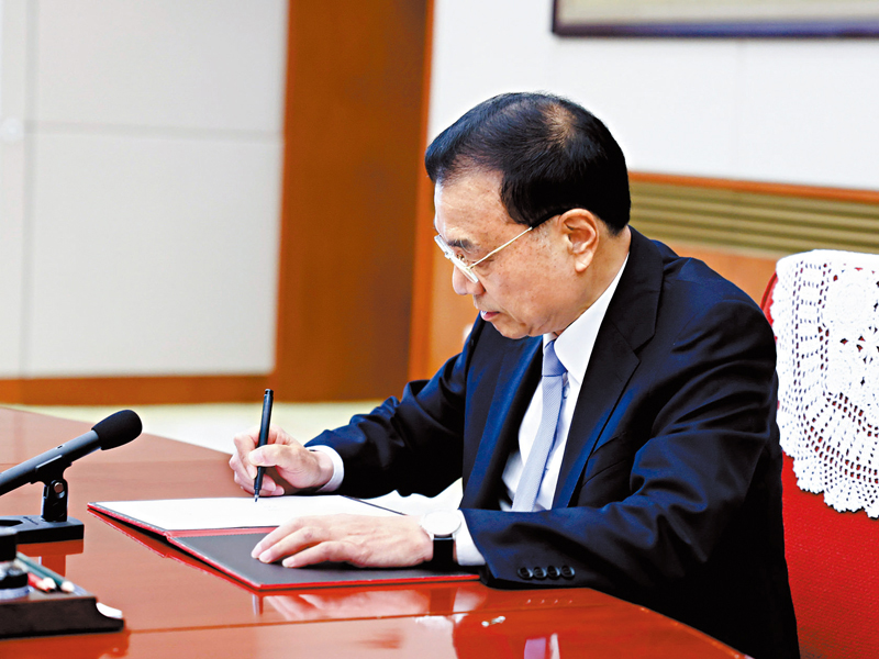 ◆國務院總理李克強昨日簽署任命李家超為香港特別行政區第六任行政長官的國務院第754號令。 新華社