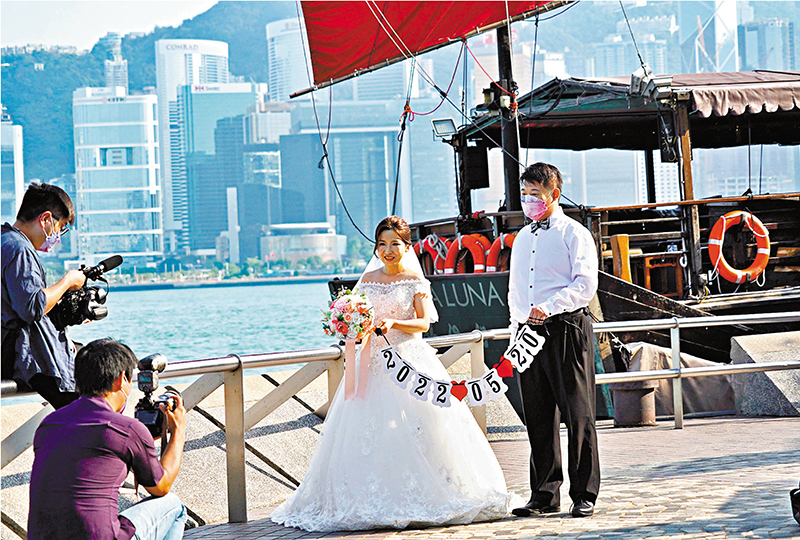 ◆昨天是新曆好日，「520」，有402對新人結婚。 香港文匯報記者  攝