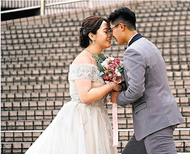 ◆尖沙咀文化中心外成為很多新人打卡勝地。 香港文匯報記者  攝