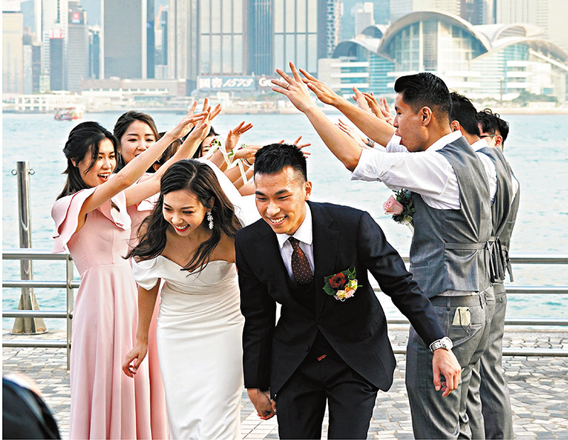 ◆一對新人接受兄弟姊妹團的祝賀。 香港文匯報記者  攝