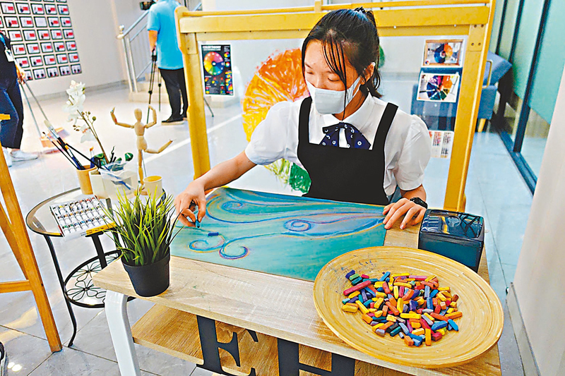 ◆東莞暨大港澳子弟學校營造多元化校園氛圍。圖為一名學生在畫畫。