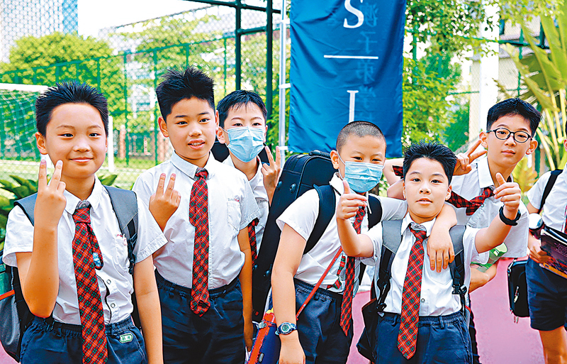 ◆幾名學生在鏡頭前開心合影。