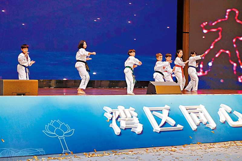 ◆東莞暨大港澳子弟學校揭牌儀式上，學生作武術表演。
