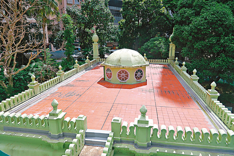 ◆ 回教清真禮拜總堂禮拜殿屋頂的護牆以圓形城齒裝飾，每隔一段距離設有尖頂座敦。