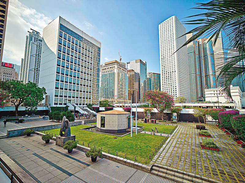 ◆ 香港大會堂紀念花園中央的十二邊形紀念龕。