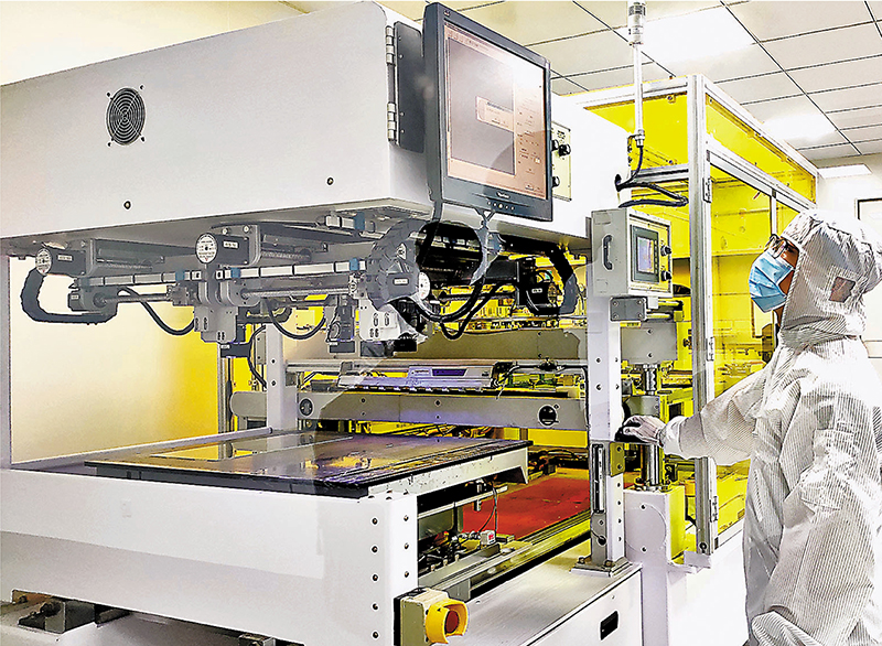 ◆ 台當局通過修例，規定涉及「核心關鍵技術業務」的人員前往大陸須經審查許可，惡意阻止人才赴大陸尋找新天地。在陸台胞表示，民進黨當局留不住人才，就以這樣的方式惡意阻撓人員往來，是置人民福祉和產業發展於不顧。圖為江蘇常州台資芯片企業明耀半導體的生產車間。 香港文匯報記者賀鵬飛  攝