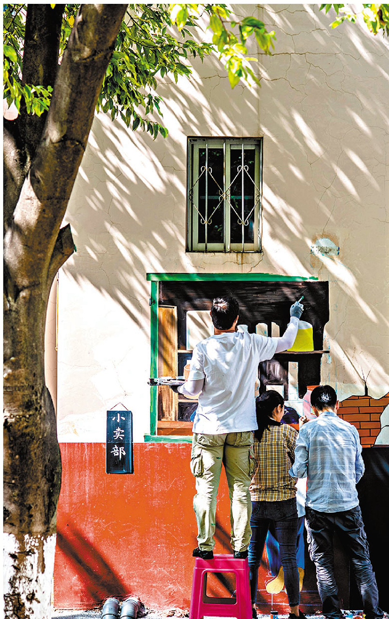 ◆「牆畫師」在繪製牆畫。