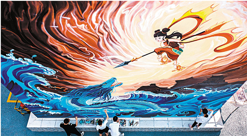 ◆「牆畫師」在給牆畫《哪吒鬧海》補色。