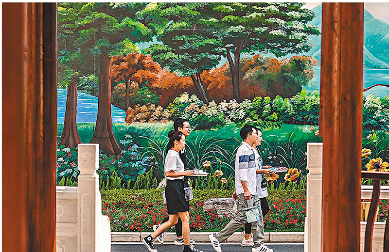 ◆「牆畫師」路過他們的作品。