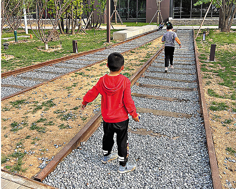 ◆一段運送鋼材的鐵軌被保留下來，園區裏隨處可見的工業遺存，吸引兒童遊玩。